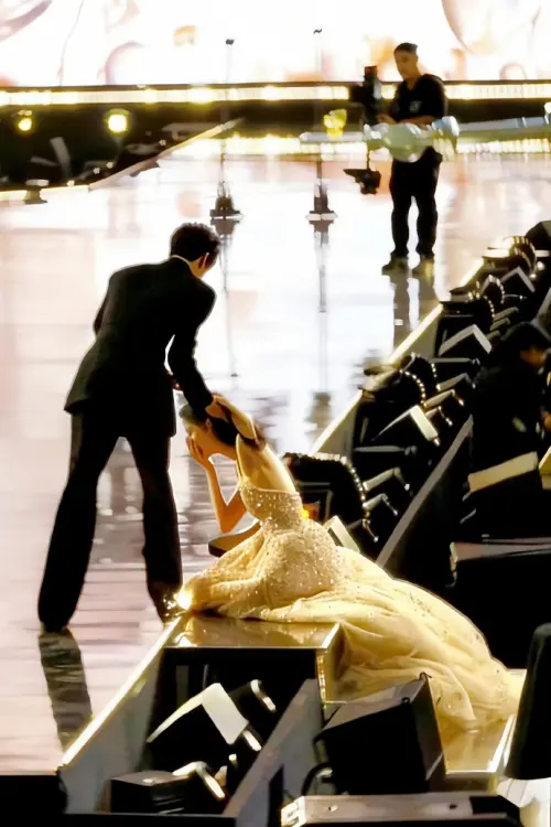 ▲孟子義（右）跌倒，意外被攝影師拍出「時尚大片」的感覺。（圖／翻攝自微博）