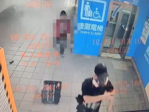 ▲4分鐘丟17顆煙霧彈！張文急換裝「混入人群疏散」現場留1物成關鍵。（圖／翻攝畫面）