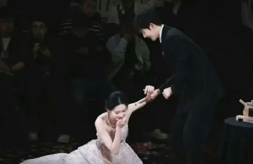 ▲孟子義（左）跌倒被封為「摔倒界神圖天花板」。（圖／翻攝自微博）