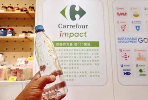 逛家樂福多看一眼，這瓶水怎麼「沒有標籤」？最聰明的極簡包裝