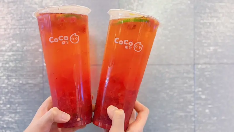 ▲聖誕節CoCo都可「莓好雙果茶買一送一」喝2天；先喝道平安夜太妃厚奶霜買一送一，聖誕跨年抽獎「免費喝」100杯太妃蜜桃厚奶霜，12月26日第二杯半價兩大手搖飲料優惠一覽。（圖／CoCo都可cocofreshtea.ca）