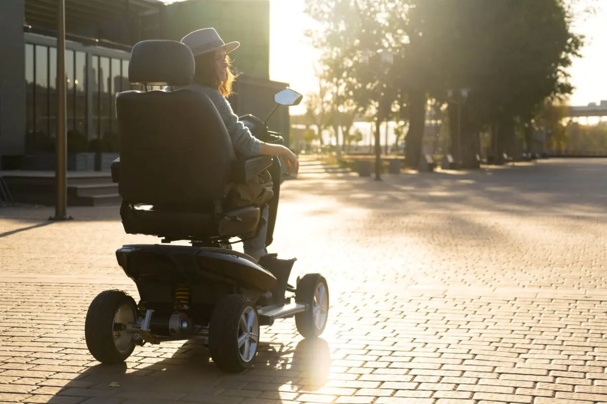 ▲看準銀髮族與身心障礙族群對於行動輔具的需求，全台首張「個人電動行動輔具綜合保險」上市，結合損壞維修損失風險與第三人責任風。（圖／國泰產險提供）