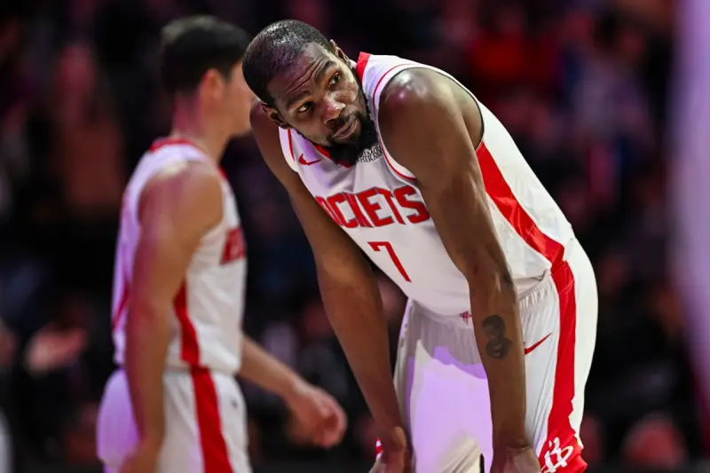 ▲休士頓火箭即使陣中已擁有「KD」杜蘭特（Kevin Durant），但球隊在關鍵時刻表現不但沒有提升，反而越打越糟。（圖／美聯社／達志影像）