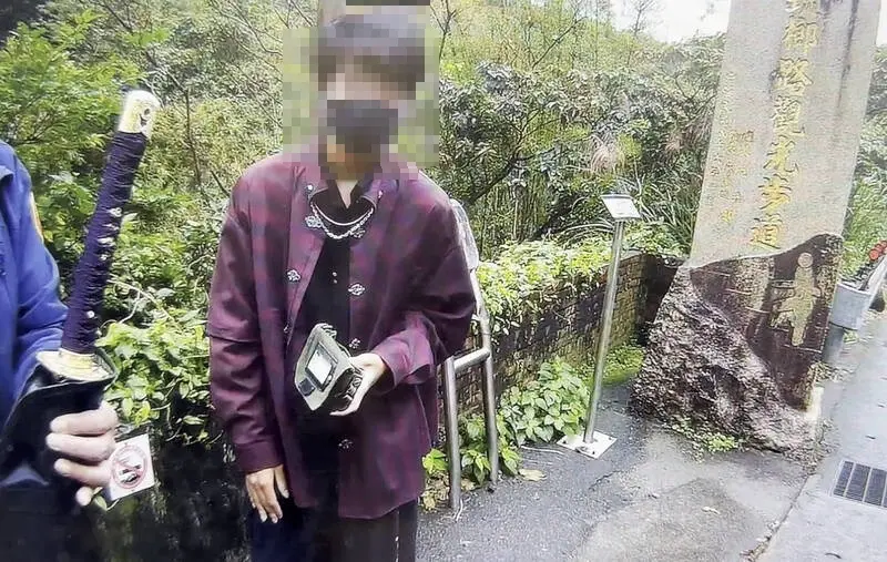 ▲九份山區一名男子身著日式變形服裝，背後還背著一把60公分長的武士刀嚇壞路人。（圖／翻攝畫面）
