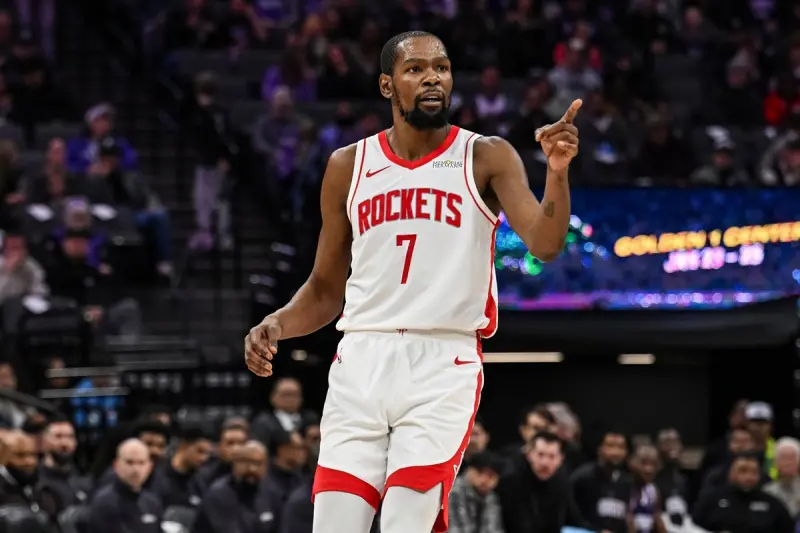 ▲杜蘭特此役仍完成兩項重量級里程碑，在NBA歷史進球榜上超越母親的偶像、也是火箭傳奇中鋒歐拉朱萬（Hakeem Olajuwon），別具意義。（圖／美聯社／達志影像）