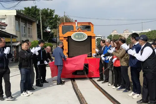 ▲同時將運蔗五分車頭掛上「藤山號」的紀念牌，象徵對藤山雷太歷史貢獻的肯定與致敬，現場也吸引不少民眾駐足拍照。（圖／台糖提供）