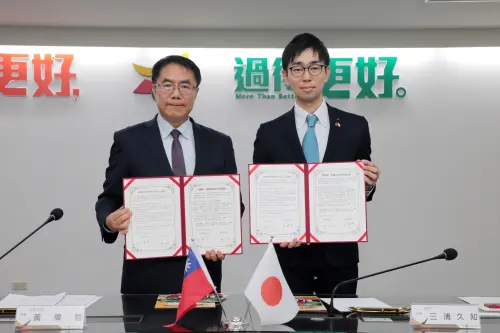 ▲台南市市長黃偉哲與延岡市市長三浦久知代表兩市簽署友好交流協定。（圖／南市府提供）