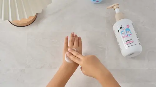 ▲Yutakids 「植物全效修護乳（灰灰乳）」與「長效清爽保濕乳」主打簡約配方概念，吸引親子族群關注。（圖／翻攝畫面）