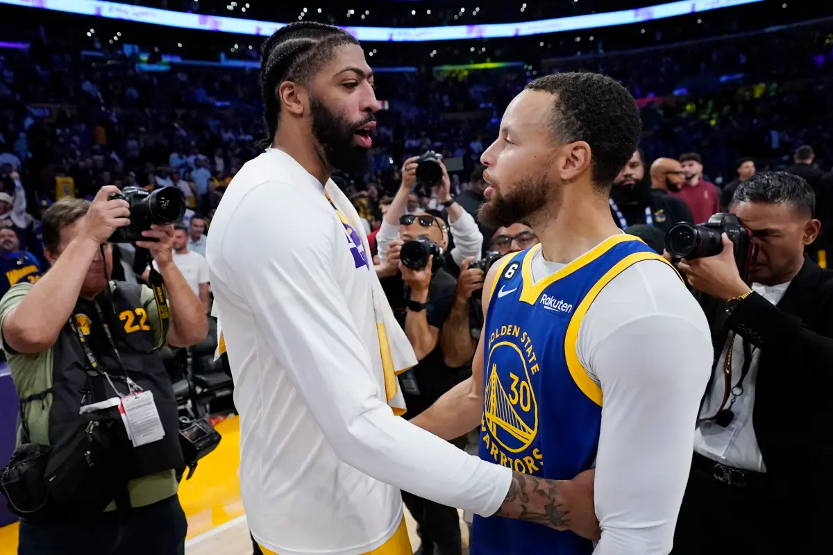 ▲美國媒體《The Sporting News》分享了一筆涉及四支球隊的重磅交易構想正在聯盟內部被討論，亮點是戴維斯（Anthony Davis）可能轉戰金州勇士，與柯瑞（Stephen Curry）聯手。（圖／美聯社／達志影像）