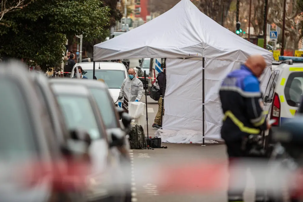 ▲法國科西嘉島首府阿雅克肖（Ajaccio）20日有一名男子持刀在街上遊蕩，警方在他傷人前將他擊斃。（圖／美聯社／達志影像）