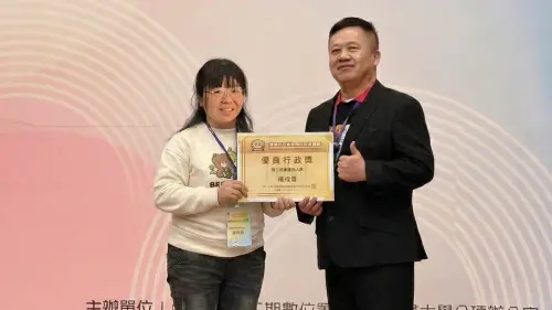 ▲高餐大圖書資訊處楊咸音行政助理負責磨課師課程行政有成，榮獲「優良行政獎」。（圖／高餐大提供）