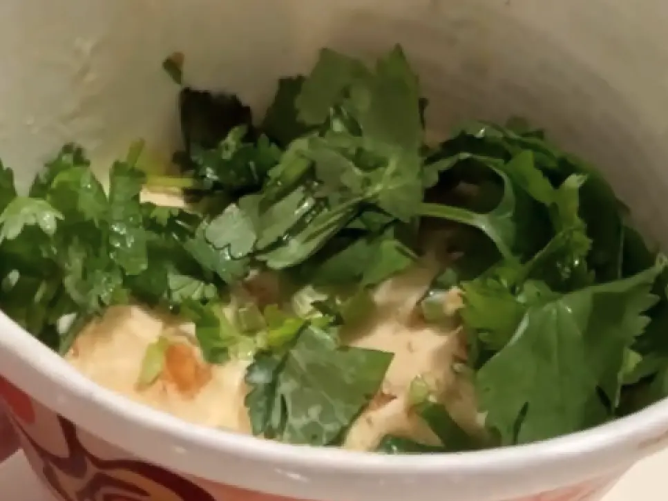 ▲一名網友昨（21）日在Threads分享，她在吃花生口味冰淇淋時加入香菜末，意外發現風味超搭，就像「質感版花生捲冰淇淋」美味，貼文曝光後，竟釣出前總統蔡英文親自回覆。（圖／翻攝自Threads@chuan_lin19）