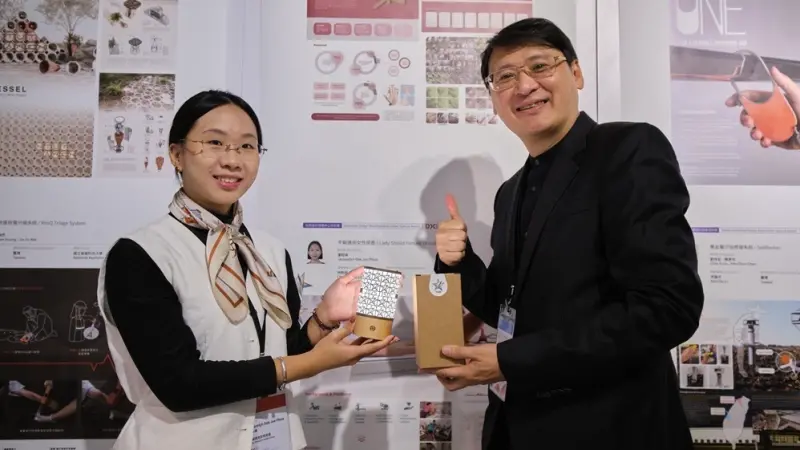 ▲ 潘鈺瑜（左）獲得2025 TISDC產品設計類人氣獎，與計畫協同主持人陳俊智教授（右）合影。（圖／樹德科大提供）