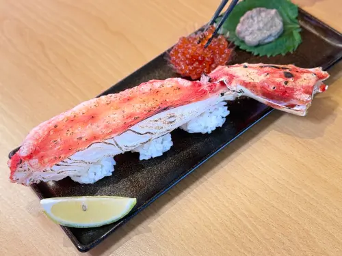 ▲全台限量1300份體型超巨「炙燒一本奢華帝王蟹腳」1314元，提供蟹味噌或鮭魚卵搭配吃。（圖／壽司郎sushiro.com.tw）