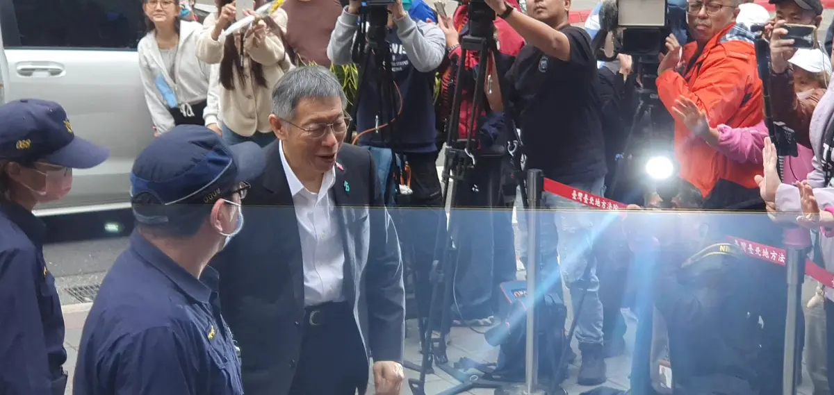 ▲前民眾黨主席柯文哲為政治獻金侵占案到台北地院出庭。（圖／記者劉松霖攝）