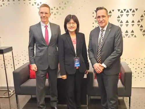 ▲海洋委員會科技文教處處長林麗英(中)與作專題演講的日本橫須賀亞太研究理事會(Yokosuka Council on Asia-Pacific Studies)政策研究主任Dr. Stephen R.Nagy及資深研究員James Hartman互動熱絡。(圖／海洋委員會提供)