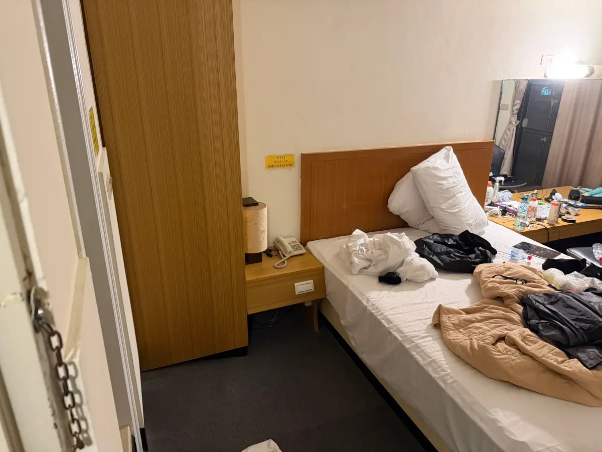 ▲張文於犯案前3天從租屋處搬到鄰近中山站附近的一間旅館住宿，可見內部相當凌亂。（圖／翻攝畫面）