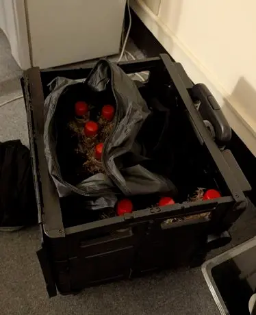 ▲30公分凶刀染血奪3命！張文最後落腳處內部曝光　驚藏15支汽油彈。（圖／翻攝畫面）