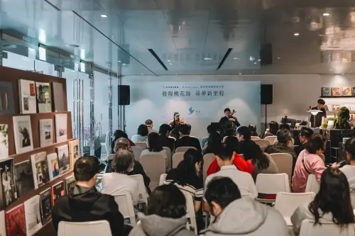 ▲「桃源Bleu&Book」書店開幕日，眾多愛好藝文人士前來參與開幕活動。（圖／業者提供）