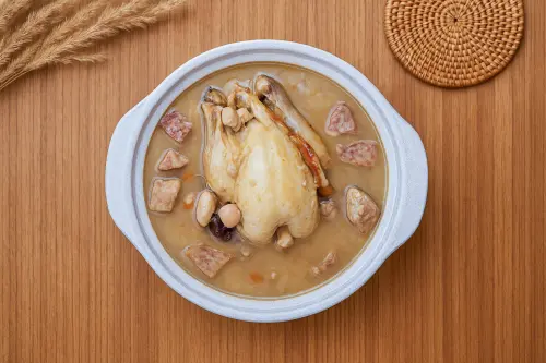 ▲「芋頭清燉糯米雞」，綿密口感與層次豐富風味獲得消費者好口碑，上市後銷售亮眼，（圖／業者提供）