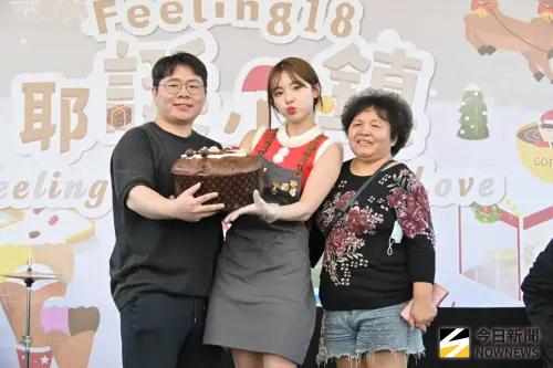 ▲聖誕麵包經過李多慧妝點加持後，做為公益競標拍賣品引來瘋狂競標，最後得標男粉絲和媽媽如願與女神合影。（圖／記者金武鳳攝，2025.12.22)