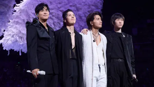 阿信演唱會摔下2公尺舞台！吳建豪、周渝民秒衝關心　還偷親安慰
