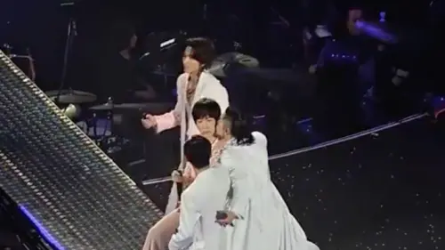 ▲吳建豪（右）確認阿信（左中）沒事後，第一時間獻上安慰之吻，安撫阿信。（圖／翻攝自微博）