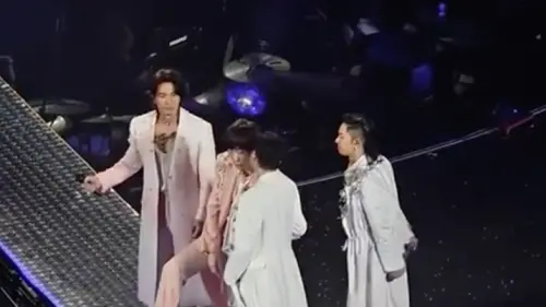 ▲周渝民（右2）也在隨後補上安慰之吻。（圖／翻攝自微博）