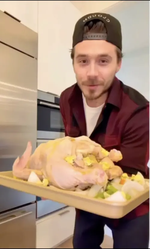 ▲布魯克林貝克漢新發布的做菜影片，獲得媽媽維多莉亞按讚，竟成為他與家人關係降至最低點的導火線。（圖／摘自 IG@brooklynpeltzbeckham)