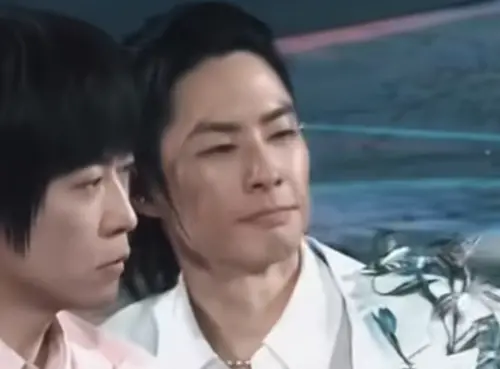 ▲五月天阿信（左）在上海演唱會重摔下舞台，吳建豪（右）第一時間跑過去試圖救援，粉絲大讚吳建豪很溫暖，會特別照顧身旁的人。（圖／摘自五月天阿信臉書）　