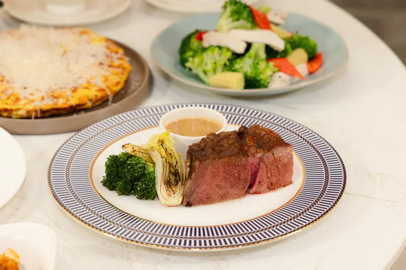 ▲饗賓集團旗下朵頤牛排一次刊兩家，包含「朵頤牛排新莊宏匯店」、「朵頤牛排台北新光站前店」，還升級為美國牛排，每人餐價729元起。（圖／饗賓集團提供 doricious-steak.com.tw/zh-TW）