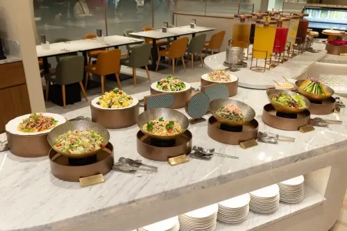 ▲饗賓集團旗下朵頤牛排一次開兩家新分店，每人餐價729元起，享有主餐與60種菜色吃到飽。（圖／饗賓集團提供 doricious-steak.com.tw/zh-TW）