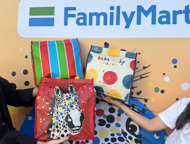 ▲全家便利商店2026年春節福袋12/25開賣！249元基本款共有三種造型可選。（圖／記者鍾怡婷攝）