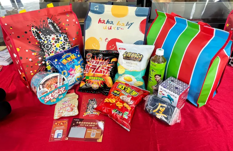 ▲全家、萊爾富超商接連推出春節福袋吸引搶購，但有民眾發現隱藏福袋CP值高，最便宜290元就能入手，甚至一度搶到差點缺貨。（圖／記者鍾怡婷攝）