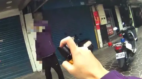 ▲邱男20日在捷運三民高中站外吼叫「我有槍」，遭新北檢聲押獲准。（圖／翻攝畫面）