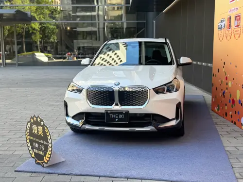 ▲全家福袋頭獎豪抽3台BMW純電休旅。（圖／記者鍾怡婷攝）