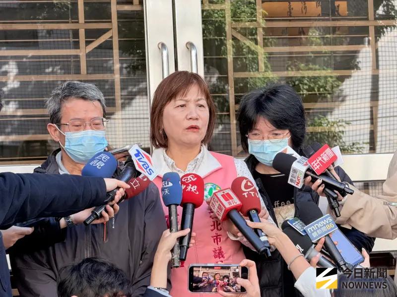 ▲新北少年割頸案被害人父母（左1、右1）認為二審結果仍判太輕，情緒失控悲吼「給他們機會，誰給我們機會」。（圖／記者嚴俊強攝）