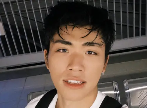 王ADEN跨年演唱掰了！對學生擺臭臉遭觀傳局除名　公司急開會討論
