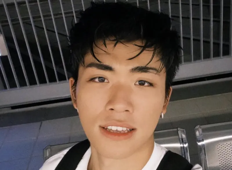 ▲王ADEN（如圖）因在校園演唱對學生擺臭臉，遭網友投訴不適任跨年演唱，觀傳局商議後表示取消他的演唱資格，目前王ADEN公司正在開會討論中。（圖／翻攝自IG@adenwang_）