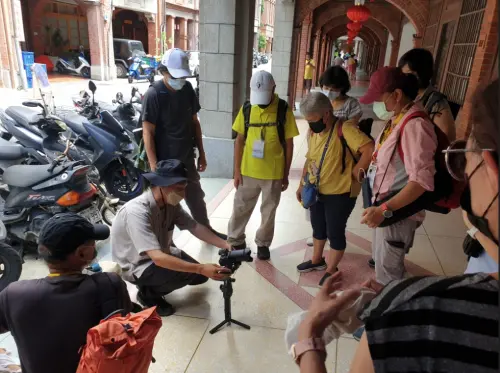 ▲影像工作坊學員實地體驗拍攝設備，享受用影像說故事的樂趣。(圖/臺北市觀傳局提供)