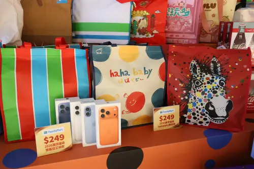 ▲全家便利商店2026年春節福袋12/25開賣！249元基本款共有三種造型可選。（圖／記者陳明安攝）