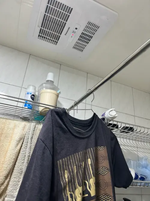 ▲網友分享裝「浴室暖風機」比除濕機好用多了，乾衣服超快速，而且洗澡後浴室能迅速恢復乾爽、告別霉斑。（圖／翻攝臉書社團）