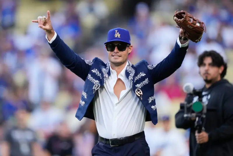 ▲道奇「火球男」凱利（Joe Kelly）今日宣告今後不再打球。他生涯最著名事蹟，曾讓出穿了超過10年的17號球衣給大谷翔平，成為道奇招募到這位世界巨星的幕後功臣，後來大谷翔平也回贈一台價值超過300萬的保時捷跑車。（圖／美聯社／達志影像）