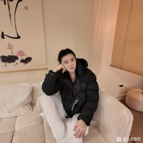 ▲王祖賢盤腿坐在沙發上，看似素顏的她狀態相當好。（圖／王祖賢貼吧）