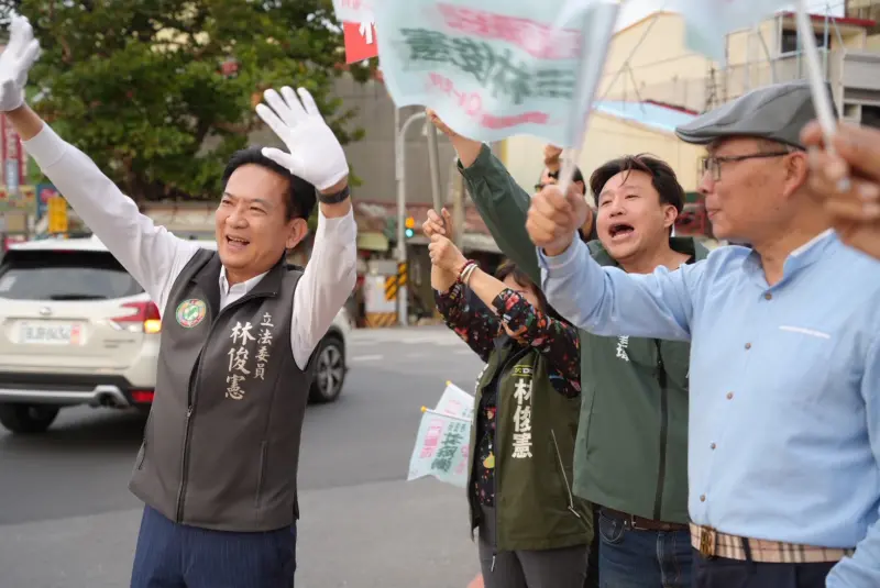 糗！林俊憲路口拜票踩到紅線急刪照　他酸違規：能改善台南交通？