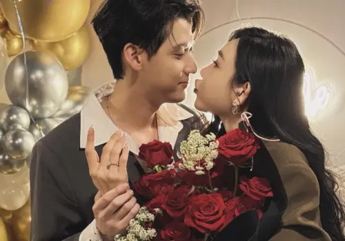 許允樂公開李玉璽求婚照！嘟嘴對看曬無名指鑽戒甜喊：謝謝老公
