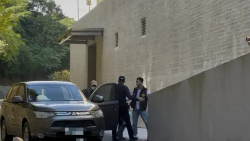 ▲張文父母現身殯儀館。（圖／記者鍾昀軒攝影）