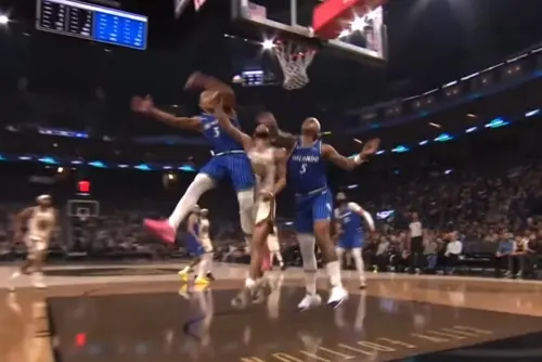 ▲柯瑞持球切入禁區上籃，先是遭到班切羅（Paolo Banchero）側身貼防，隨後另一名防守者貝恩（Desmond Bane）高速衝入、高高躍起試圖封蓋，兩人形成「夾心餅乾」式的包夾。（圖／翻攝自Steph Curry Muse X）