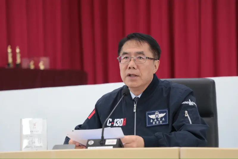 ▲黃偉哲今天率領局處首長發表就職七年來的成果。他表示，7年來累計的公務行程里程數可以繞行台灣543 圈，這是勤走基層、傾聽民意的足跡。（圖／南市府提供）