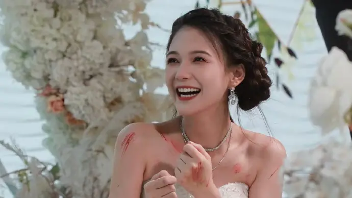 ▲短劇女神左一捲入與助理薪資糾紛，錄音檔外流曝光爭吵與肢體衝突，引發輿論譁然，她發長文道歉坦承動手，並出示轉帳證明澄清欠薪爭議，惟形象重挫，傳出原定新劇因此停拍。（圖／翻攝自微博）